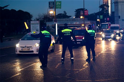 agentes de policía en Madrid Europa recibe el Año Nuevo con fuertes medidas de seguridad